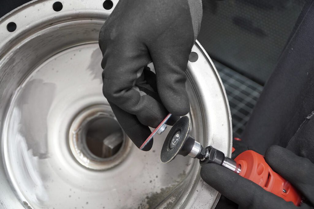 Self-clamping abrasive disc with deburrer for easy disc change.