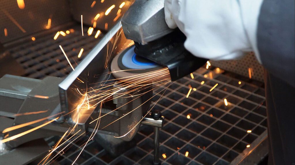 Kehlnahtbearbeitung mit V2 Edge Schleiflamellenteller an T-Stoß-Verbindung