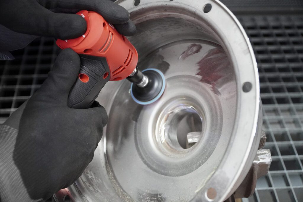 Lid of high-performance centrifugal pump is processed with a self-clamping abrasive disc.