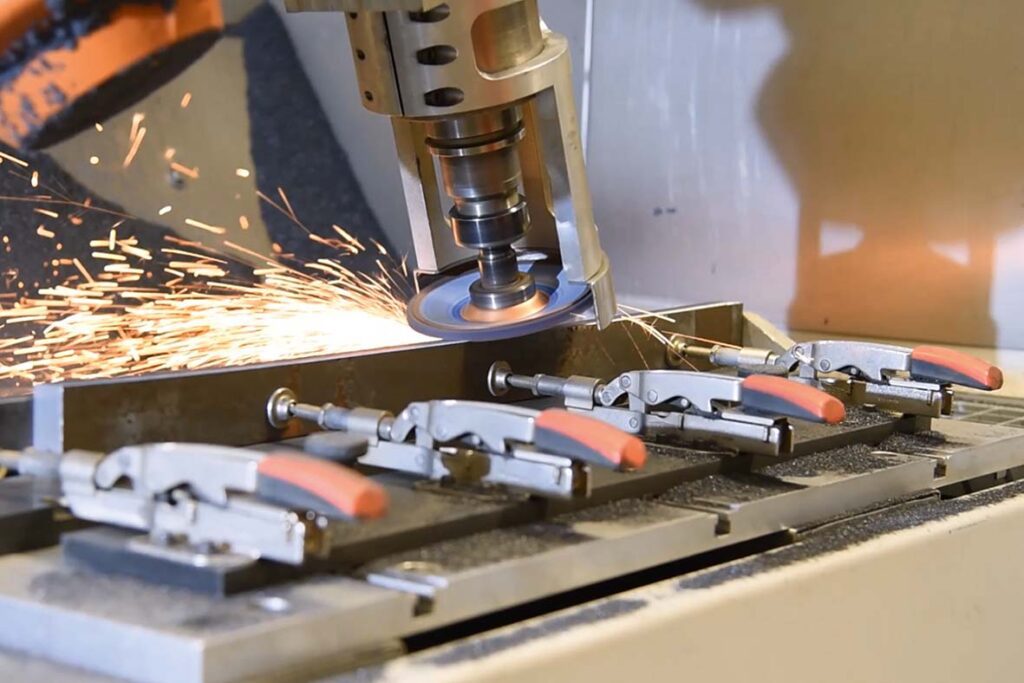 Roboterarm mit Schleiflamellenteller in einer Industrie 4.0 Anwendung