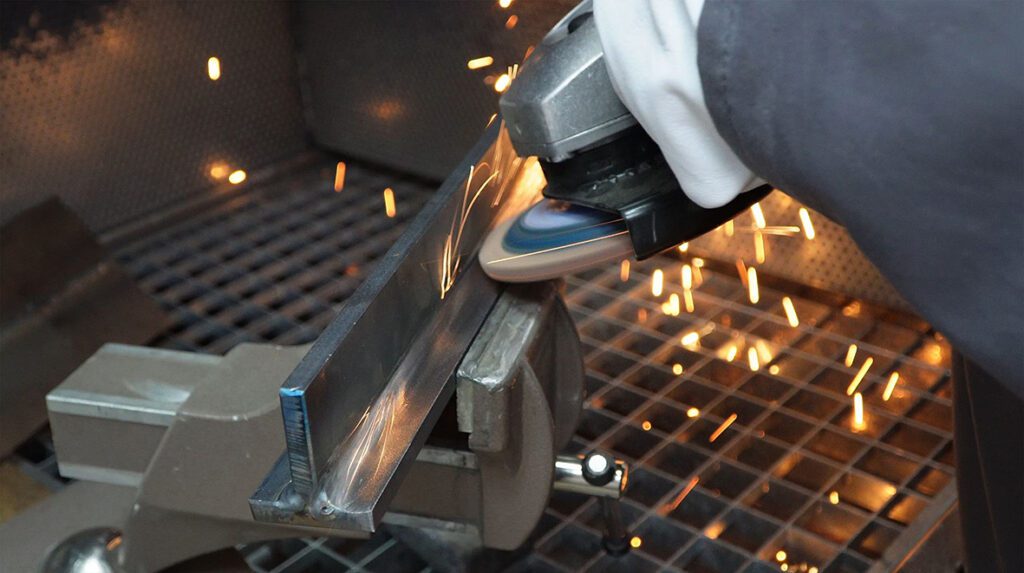 T-Stoß-Verbindung wird mit SLTflex Schleiflamellenteller bearbeitet